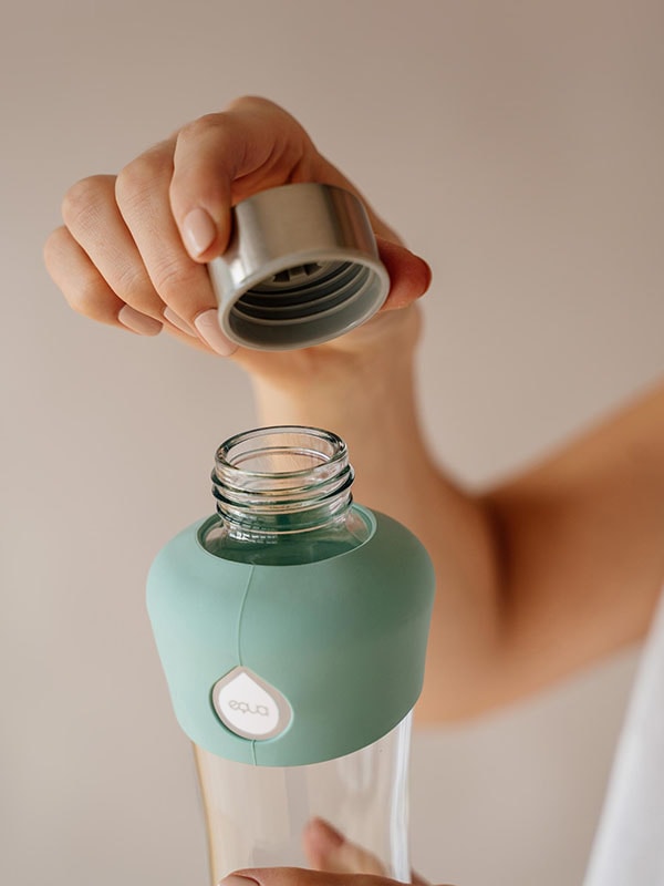 Lid and bottle mouth on EQUA Mint glass water bottle in hands
