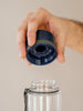 EQUA Bottiglia d'acqua BPA FREE, Plain Blue, primo piano del coperchio, colore blu scuro