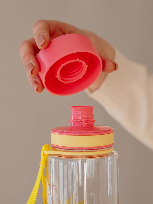 EQUA Botella de agua libre de BPA, Flamingo, cerca de la tapa y la boquilla, color rosa y amarillo