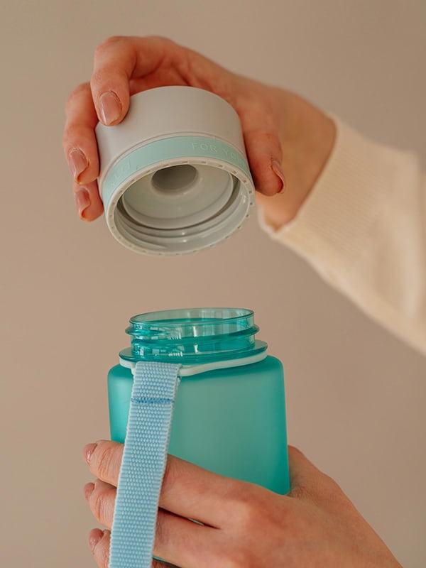 EQUA Bottiglia d'acqua BPA FREE, Ocean, primo piano del coperchio, colore blu