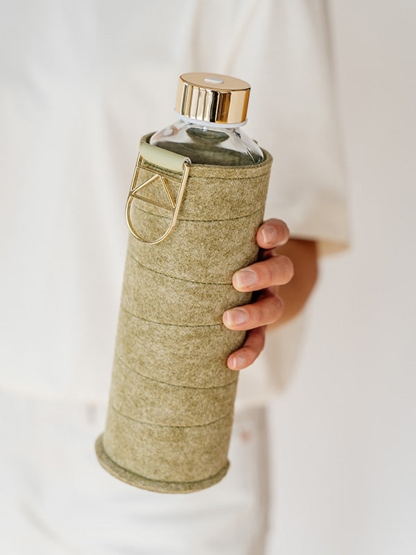 EQUA Steklenica steklene vode pistachio, ki jo je mogoče ponovno zaužit z zelenim pokrovom za hlacenje in zlatim kovinskim držalom in pokrovom