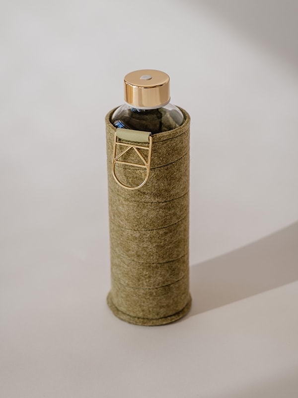 EQUA Botella de agua de cristal reutilizable Pistacho con tapa de fieltro verde y soporte y tapa de metal dorado