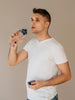 EQUA Bouteille d'eau SANS BPA, Plain Blue, beau jeune homme buvant de l'eau à la bouteille, design minimaliste, sans motif, couleur bleu foncé