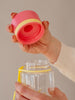 EQUA Bottiglia d'acqua BPA FREE, Flamingo, primo piano del coperchio, colore rosa e giallo