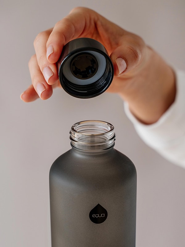 EQUA glass water bottle Ash and the mouth of the bottle with the lid cover.