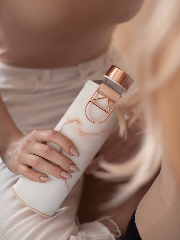 Rose Gold details of the holder and the lid on the Lava Glass Water Bottle. 750 ml volume and shock resistant borosilicate glass material.