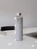 Botella de agua de vidrio Dove Grey de EQUA con tapa de imitación de plata