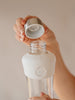 Active Plum botella de agua de vidrio con tapa metálica