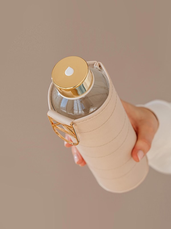 EQUA bouteille d'eau en verre beige. Parfaite pour le bureau et l'usage quotidien.