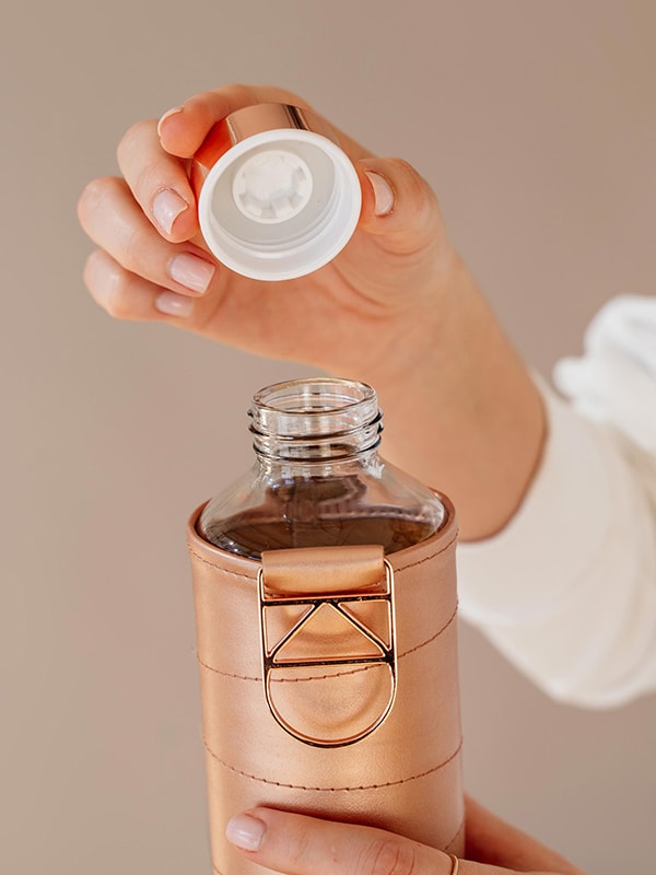 EQUA bouteille d'eau en verre Bronze et le goulot de la bouteille avec le couvercle.