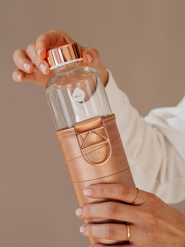 Removing the cover from EQUA Bronze glass water bottle