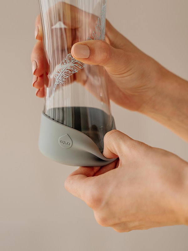 Feather Bottiglia d'acqua in vetro per anime romantiche di EQUA - EQUA - Bottiglie  d'acqua sostenibili
