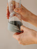Feather botella de agua de vidrio con protección de silicona