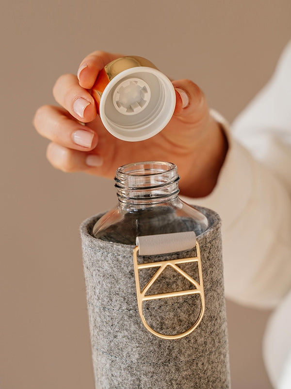 EQUA botella de agua de vidrio Oro y la boca de la botella con la cubierta de la tapa.