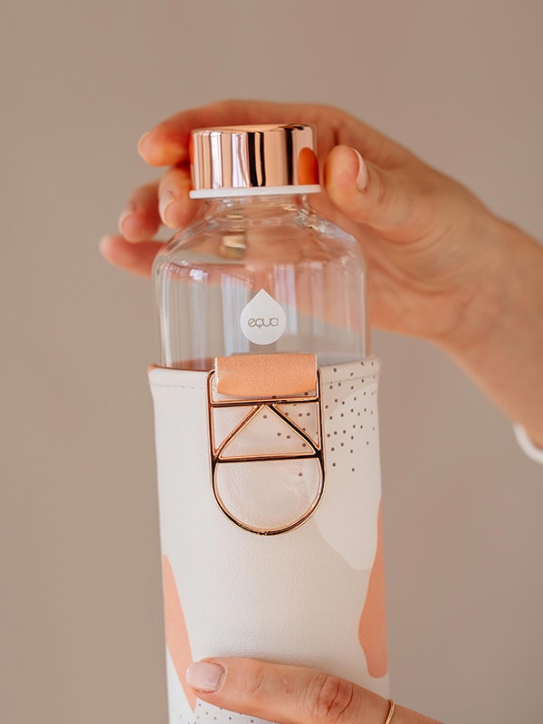 Removing the cover of EQUA glass water bottle Heavens.