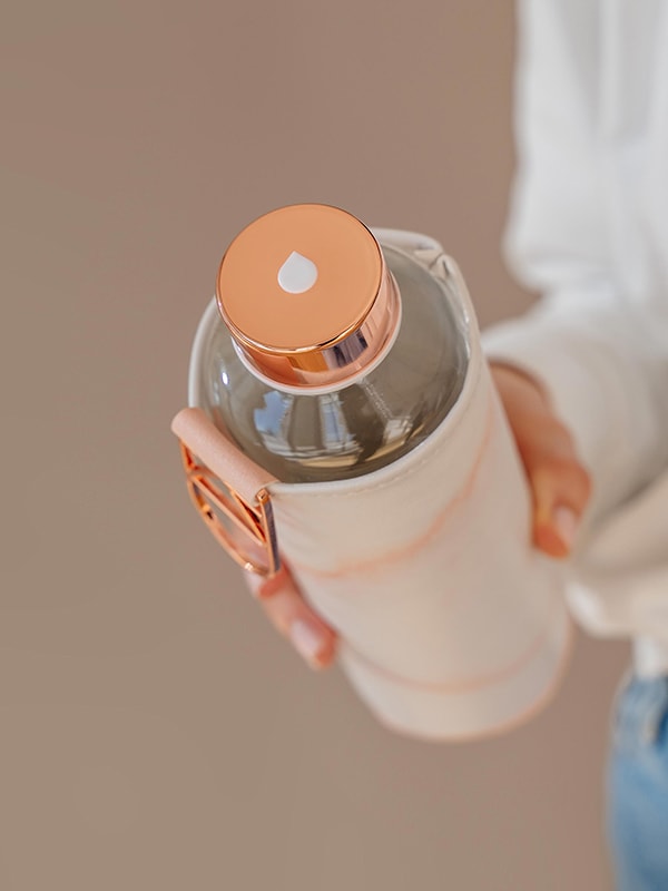 EQUA Botella de agua de cristal Lava con estampado de mármol en la tapa de piel sintética.