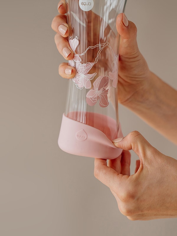 Magnolia glass water bottle with bottom silicon protection