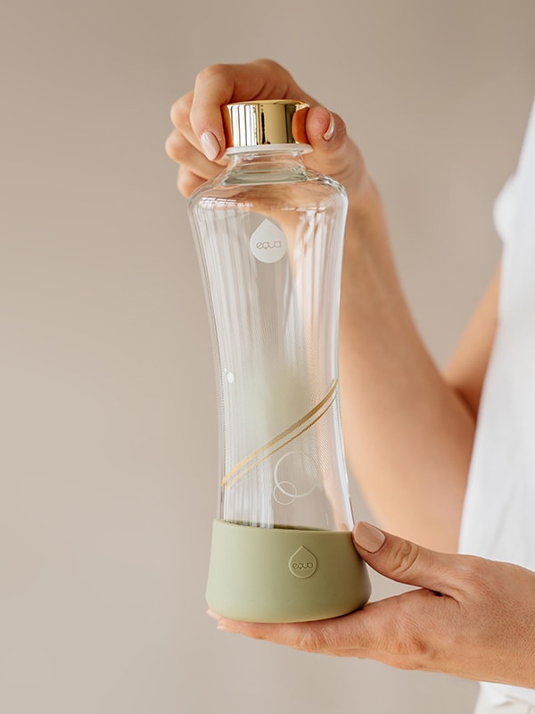 Metallic gold glass water bottle with bottom silicon protection