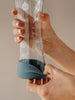Bottiglia d'acqua in vetro argento metallico con protezione inferiore in silicone