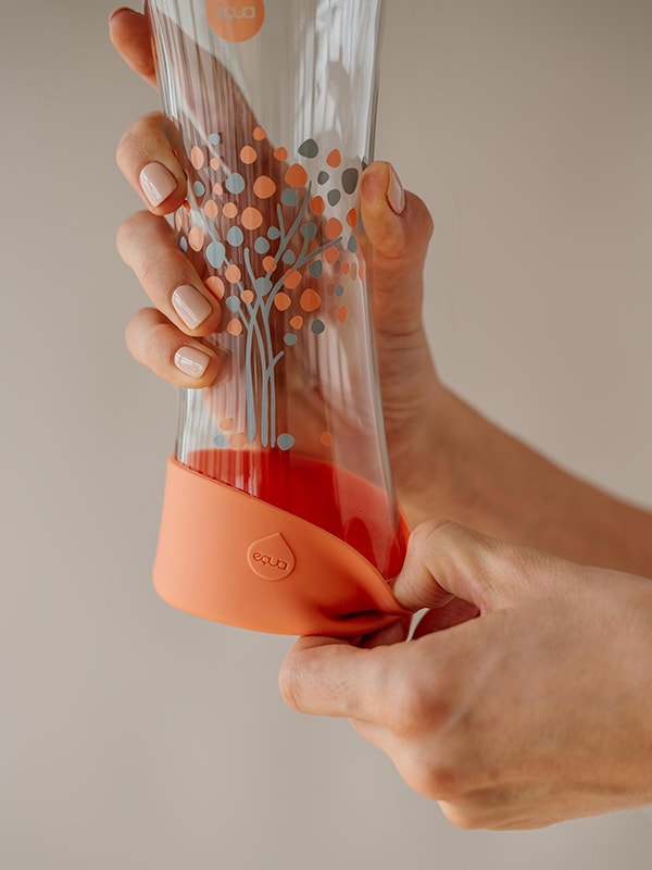Bottiglia d'acqua in vetro di pesco con protezione inferiore in silicone