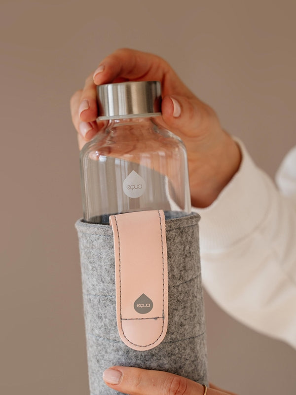Retrait du couvercle de la bouteille d'eau en verre Pink Breeze EQUA .