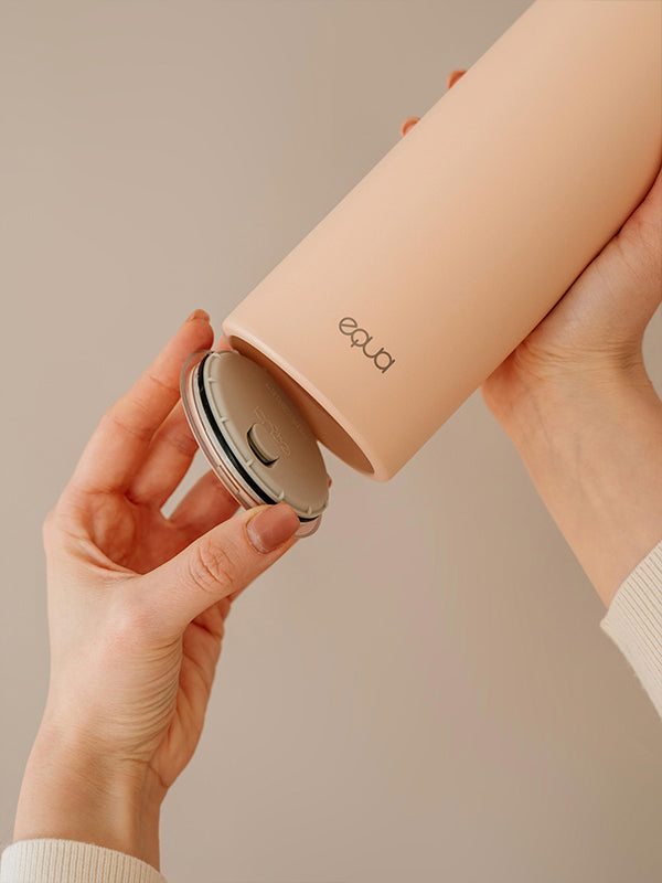 EQUA smart tracker convient pour EQUA Smart water bottle Pink Blush. Ne convient pas aux gourdes Classy en acier inoxydable.