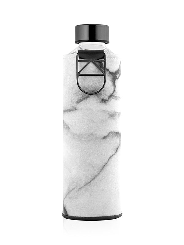 Au centre de l'image, une bouteille d'eau en verre de pierre avec une couverture noire et blanche avec impression de marbre sur le faux cuir. Support et couvercle métalliques noirs avec le logo de la goutte sur le dessus.