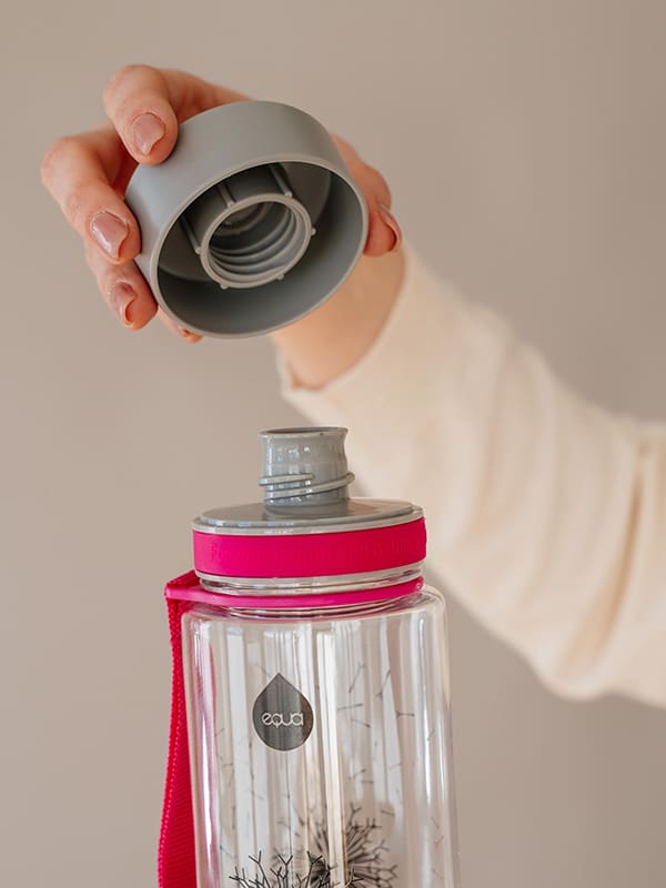 EQUA Bottiglia d'acqua BPA FREE, Dandelion, primo piano del coperchio e del boccaglio, colore rosa e grigio