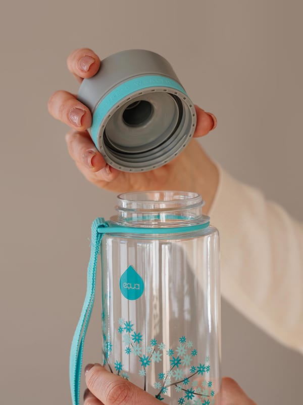EQUA BPA FREE boca s vodom, Esprit Mint Blossom , izbliza poklopca, metvice i sive boje