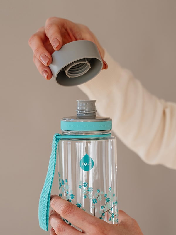EQUA BPA FREE water bottle, Esprit Mint Blossom, close up of the lid and mouthpiece, mint and grey color