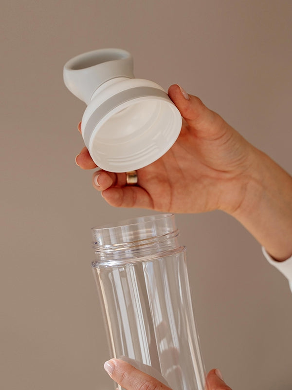 EQUA Botella de agua FLOW SIN BPA, Freeze, cerca de la tapa, diseño minimalista, sin motivo, color gris