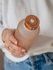 Gravure personnelle sur EQUA bouteille d'eau en verre Bloom.