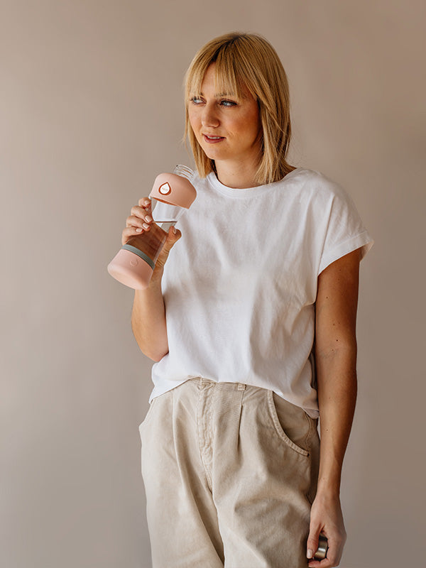 Active Peach bouteille d'eau en verre fille buvant dans une bouteille