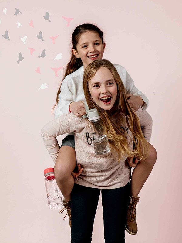 EQUA Bouteille d'eau BPA FREE, Esprit Birds, deux filles heureuses tenant des bouteilles d'eau, s'amusant, couleur rose