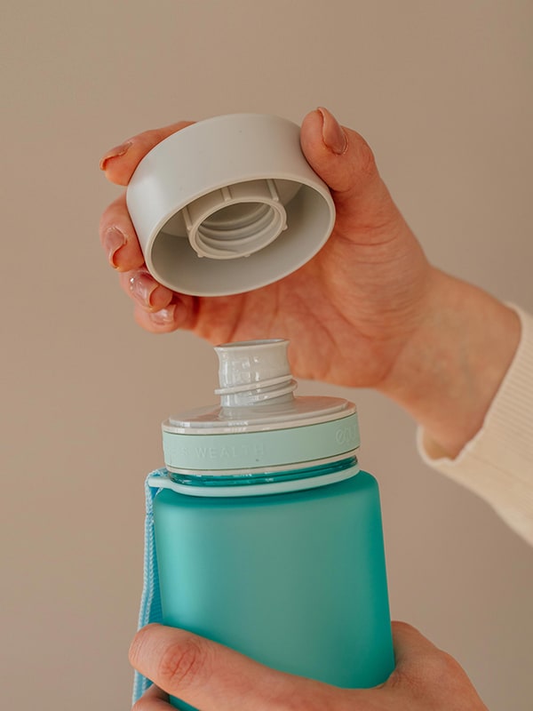 EQUA Bottiglia d'acqua BPA FREE, Ocean, primo piano del coperchio e del boccaglio, colore blu