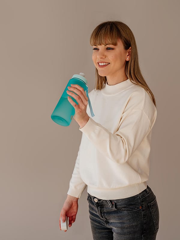 EQUA Bouteille d'eau SANS BPA, Océan, jeune fille heureuse buvant de l'eau à la bouteille, design minimaliste, sans motif, couleur bleue