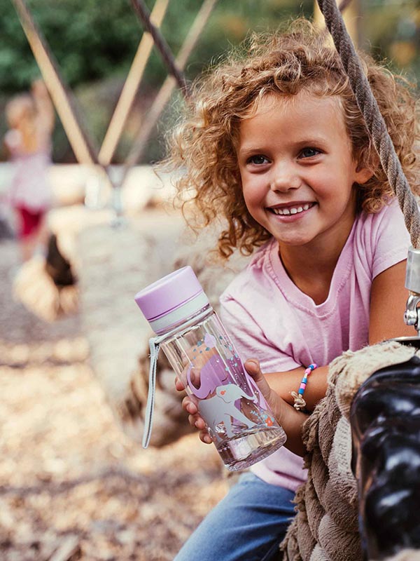 EQUA Bottiglia d'acqua BPA FREE, Elephant, bambina felice che tiene in mano la bottiglia d'acqua nel parco giochi, motivo di elefanti, colore viola e grigio