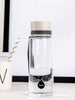 EQUA Bouteille d'eau SANS BPA, Plain Grey, bouteille posée sur la table du bureau, design minimaliste, sans motif, couleur grise
