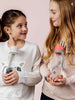 EQUA Bouteille d'eau BPA FREE, Esprit Birds, deux filles heureuses tenant des bouteilles d'eau et se regardant, couleur rose.