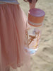EQUA Bottiglia d'acqua BPA FREE, Playground, primo piano della bottiglia tenuta da una ragazza, motivo di koala, colore rosa