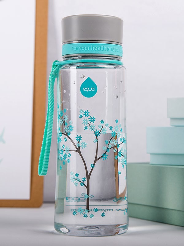 EQUA BPA FREE boca s vodom, Esprit Mint Blossom , boca s vodom koja stoji na uredskom stolu, motiv stabla, metvice i sive boje