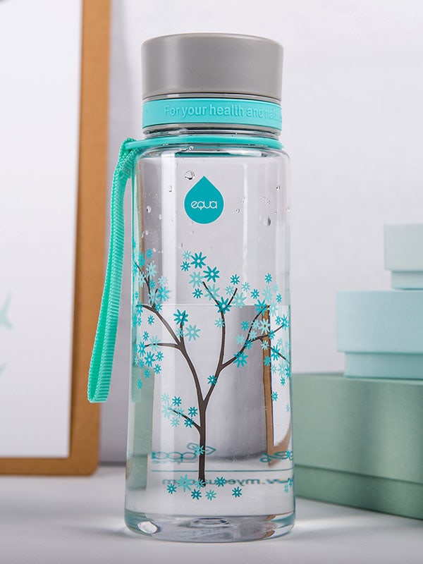 EQUA BPA FREE water bottle, Esprit Mint Blossom, botella de agua de pie en el escritorio de la oficina, motivo de un árbol, color menta y gris