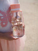EQUA Botella de agua SIN BPA, Playground, primer plano de la botella sostenida por una niña, motivo de koalas, color rosa