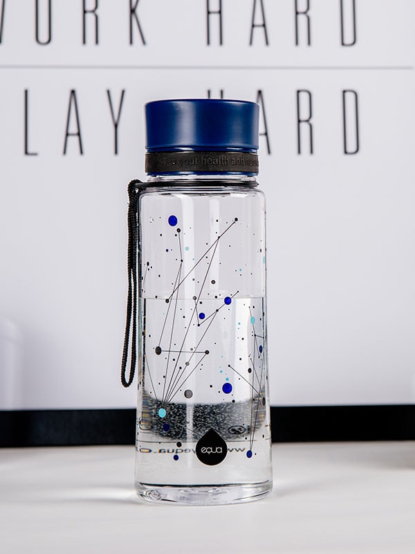 EQUA Bouteille d'eau SANS BPA, Universe, gros plan de la bouteille d'eau sur la table du bureau, motif de l'univers, couleur bleu foncé