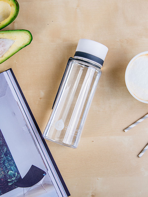 EQUA Bouteille d'eau SANS BPA, Plain White, bouteille d'eau sur la table du bureau, design minimaliste, sans motif, couleur blanche