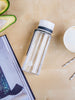 EQUA Bouteille d'eau SANS BPA, Plain White, bouteille d'eau sur la table du bureau, design minimaliste, sans motif, couleur blanche