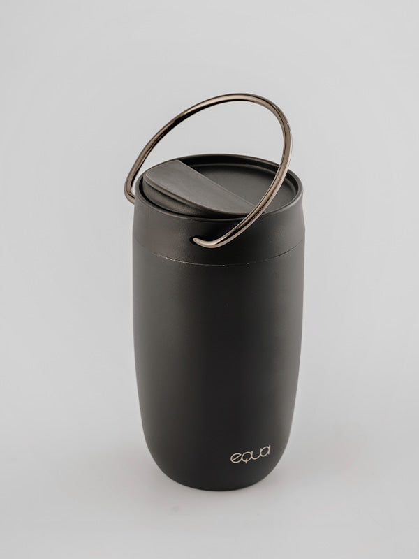 EQUA Tasse noire avec support métallique pour un transport facile ou une fonction de sangle