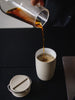 EQUA Taza gris, perfecta para beber café sobre la marcha o para mantener tu escritorio libre de derrames