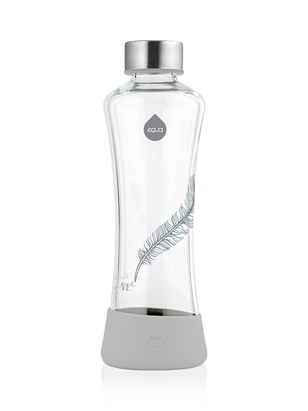 EQUA Feather  bottiglia d'acqua in vetro su carta bianca