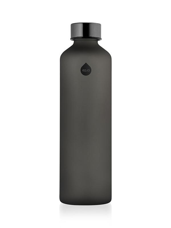 Botella de agua de cristal Ash de EQUA con acabado mate y logotipo negro